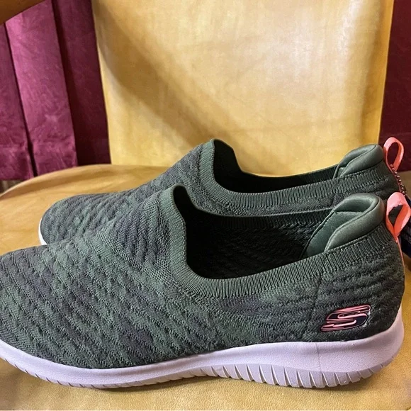 NWT Sz 12- sketchers wide fit memory foam. Army green with pattern - Picture 2 of 6